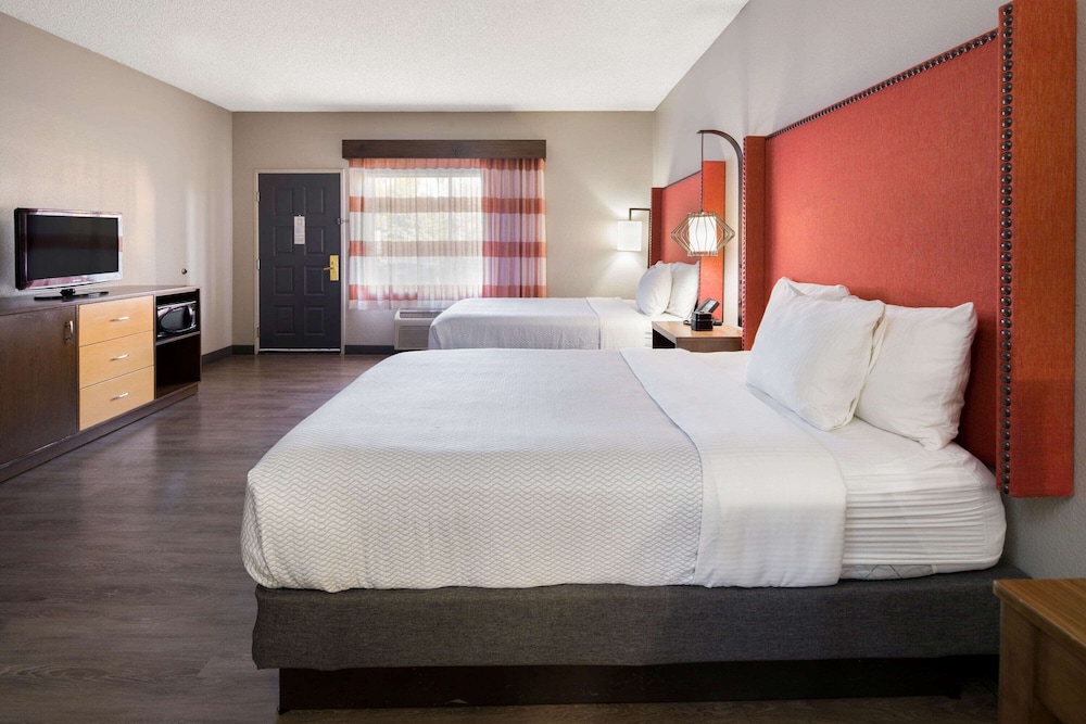 Room, 2 Queen Beds, Non Smoking - Photo 2