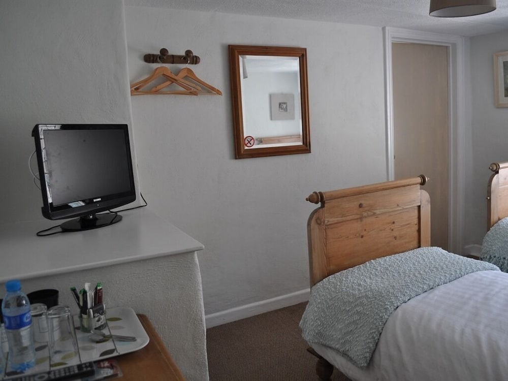 Standard Twin Room, Ensuite photo 3