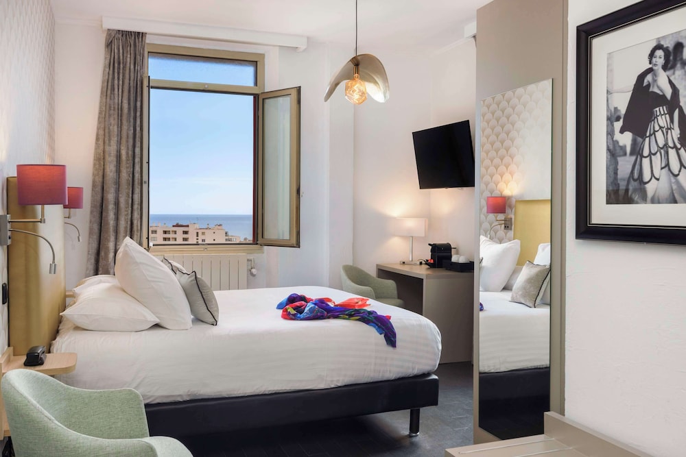 Deluxe Room, 1 Queen Bed, Non Smoking, Sea View - Photo 5