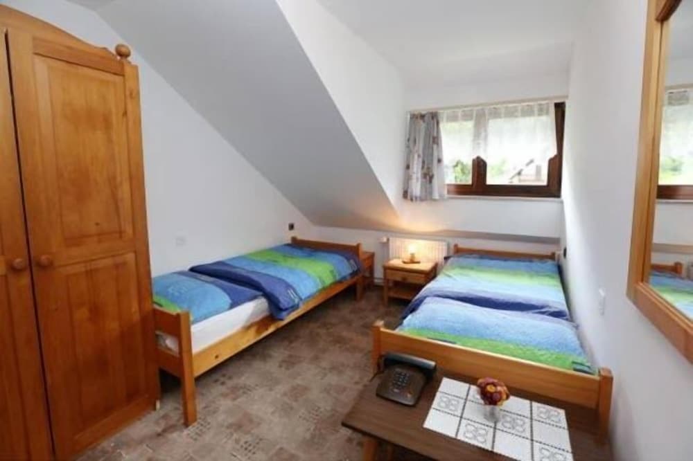 Basic Twin Room photo 2