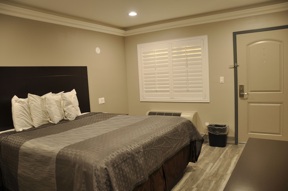 Superior Room, 1 King Bed photo 1