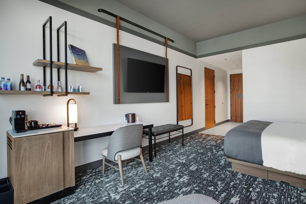 Room, 1 King Bed, City View (Mobility Accessible, Roll-in Shower) - Photo 4