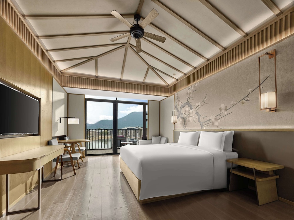 Deluxe Room, 1 King Bed, Lake View