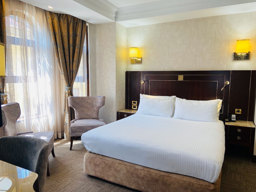 Premium Room, 1 King Bed, Non Smoking, Club Lounge Access photo 2