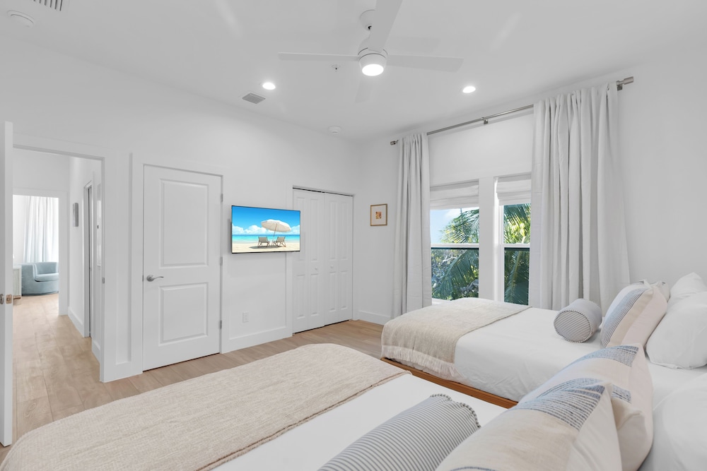 Hibiscus Waterfront 2-Bedroom, Two Bath Master Suite (Brand New) photo 1