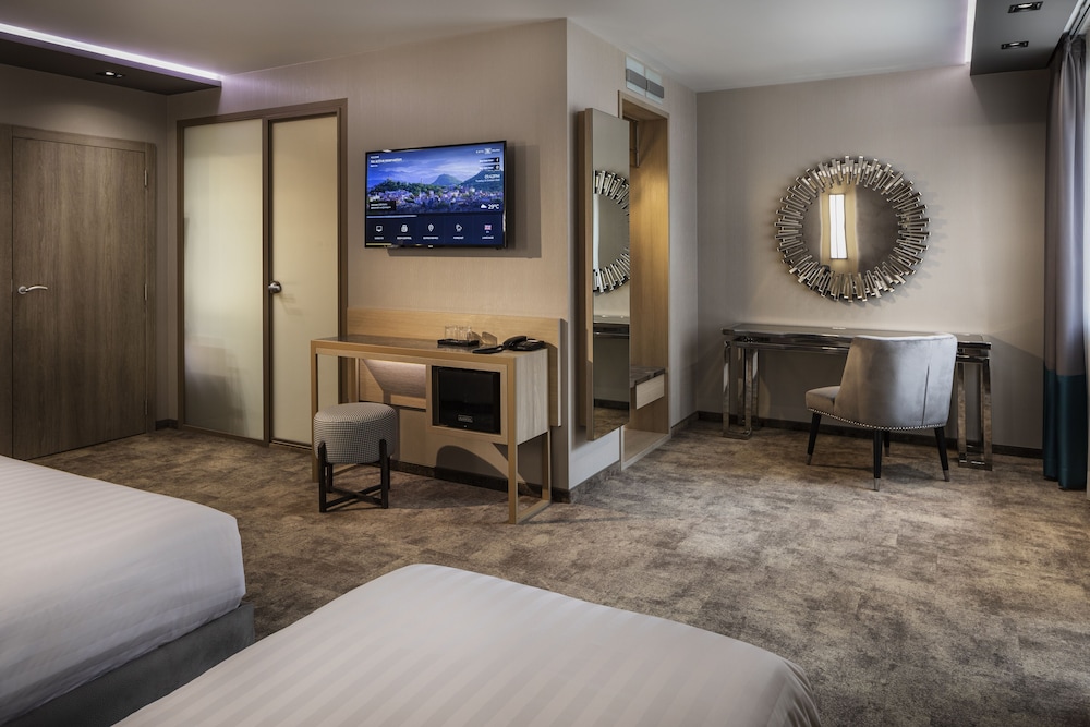 Deluxe Triple Room, Balcony - Photo 17