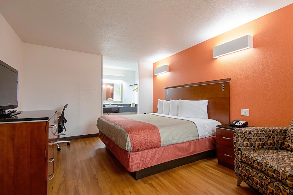 Standard Room, 1 King Bed, Non Smoking, Refrigerator & Microwave - Photo 13