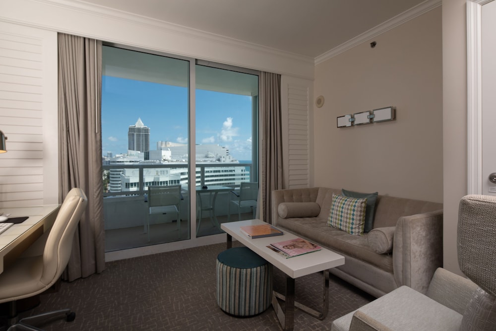 Junior Suite, 1 King Bed with Sofa bed, Kitchenette, Partial Ocean View