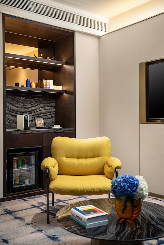 Suite, 1 King Bed, Club Lounge Access - Photo 5