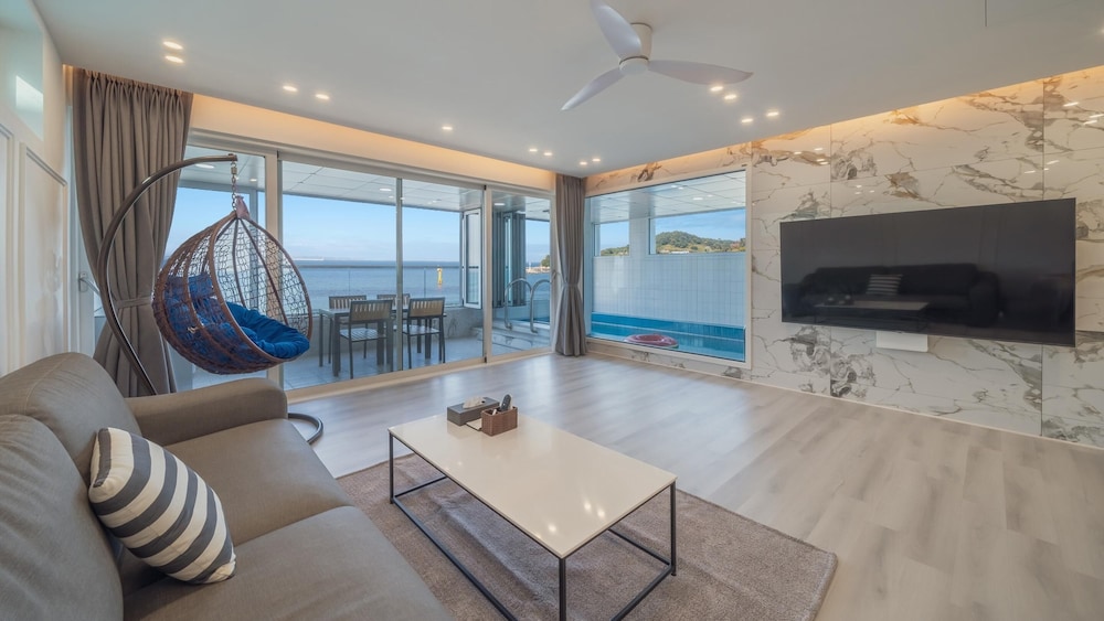 Basic Room, 1 Bedroom (A201(Ocean View / Private BBQ / Pool)) photo 1