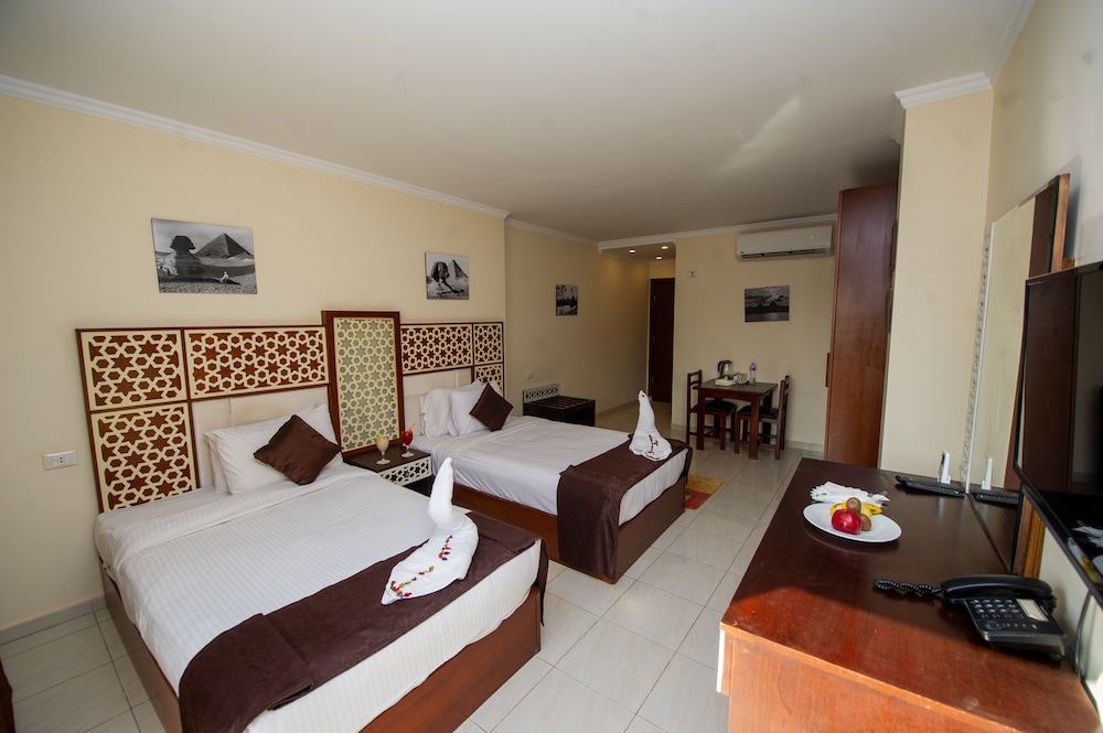 Deluxe Triple Room, 1 Queen Bed photo 3
