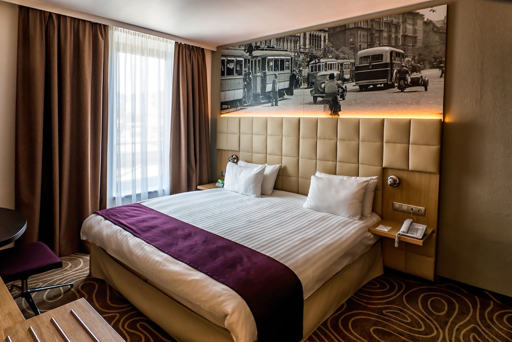 Suite, 1 King Bed with Sofa bed thumbnail 6