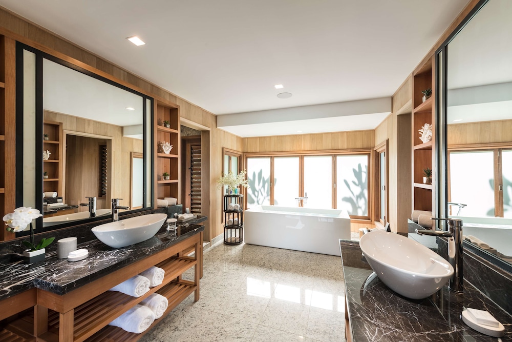 Endless Lagoon View Villa With Pool