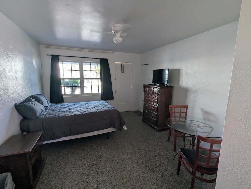 Economy Room, Beach View photo 3