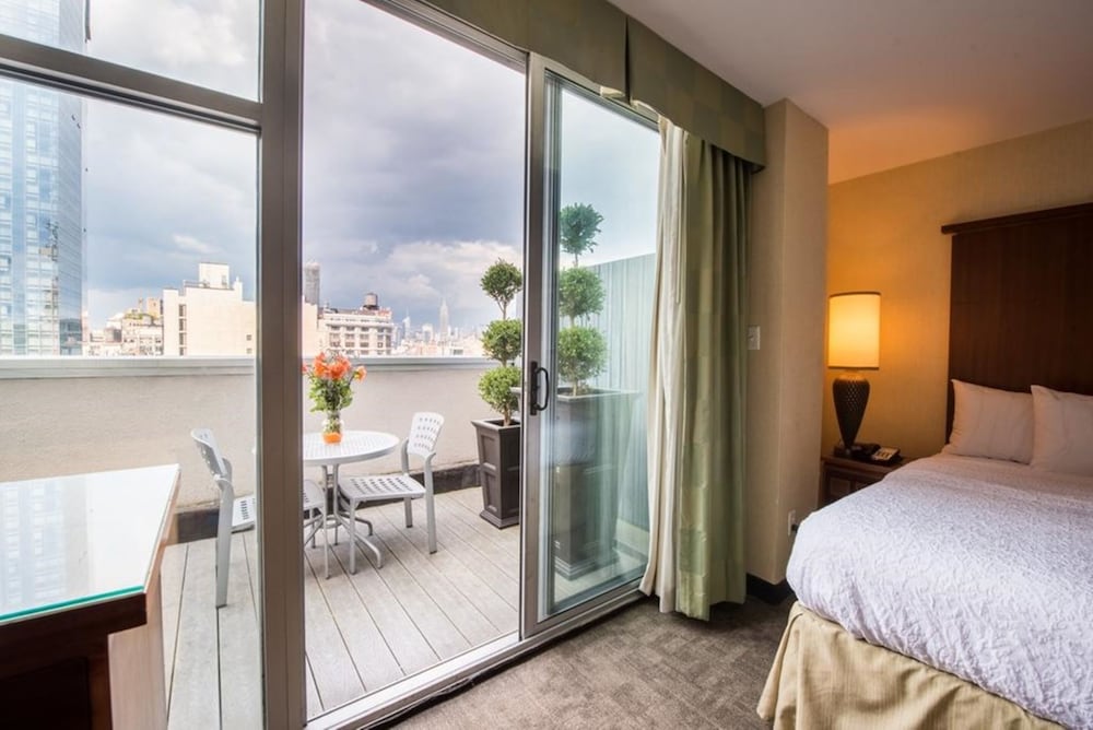 Deluxe Suite, 1 King Bed, Terrace