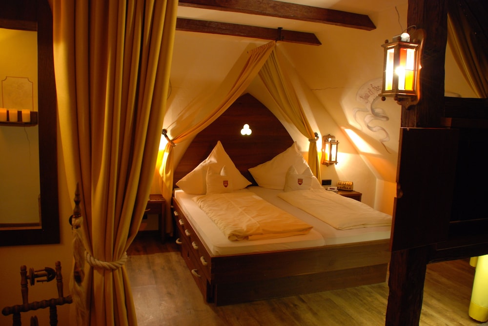 Double Room, 1 King Bed, Non Smoking, Partial Lake View photo 3