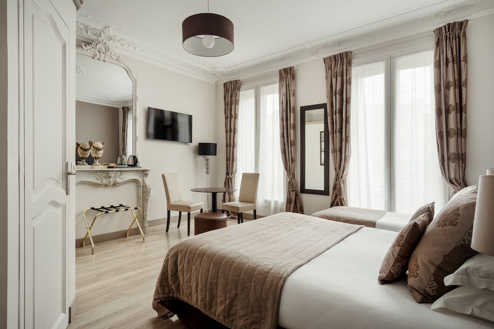 Family Room, Multiple Beds, Fireplace, City View photo 3