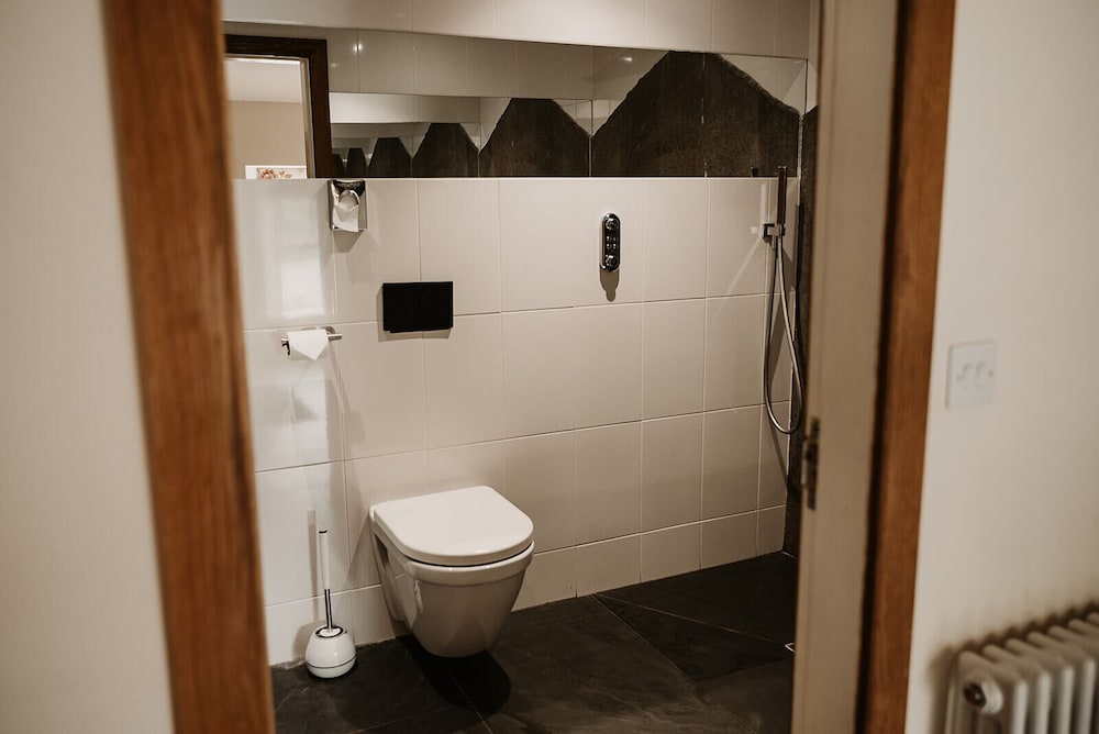 Superior Suite, Ensuite - Photo 3