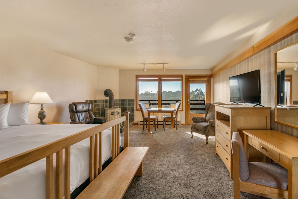 Deluxe Studio 1 King Bed, with Balcony and Harbor View photo 2
