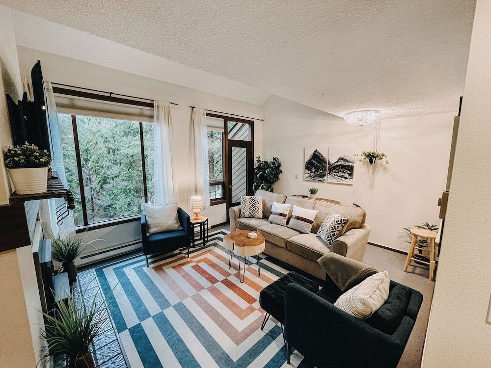 Condo, 2 Bedrooms, Smoking, Balcony photo 1