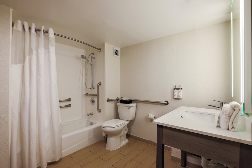 Room, 1 Queen Bed, Accessible, Non Smoking (Mobility) - Photo 6