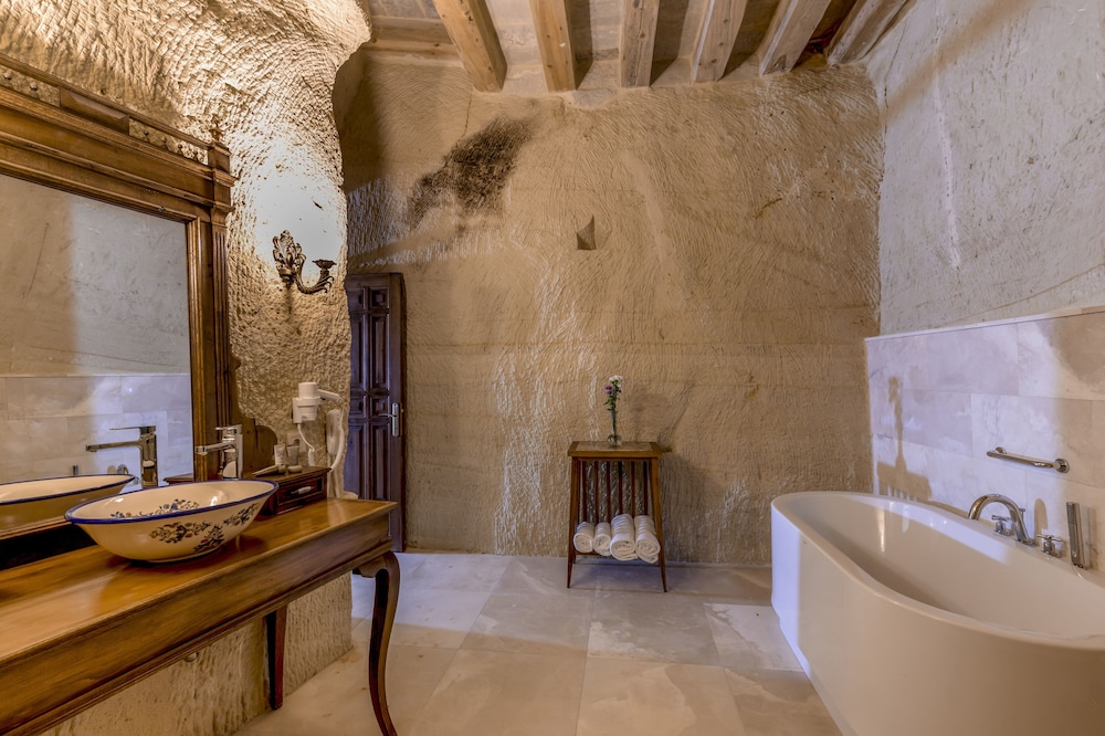 Deluxe Cave Suites photo 2