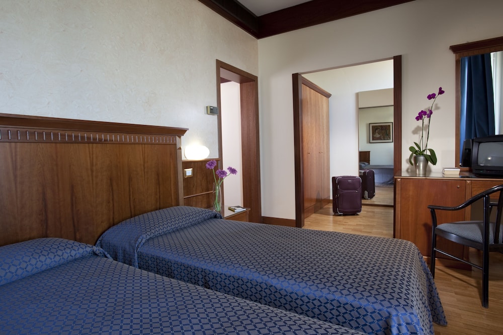 Double or Twin Room - Photo 5