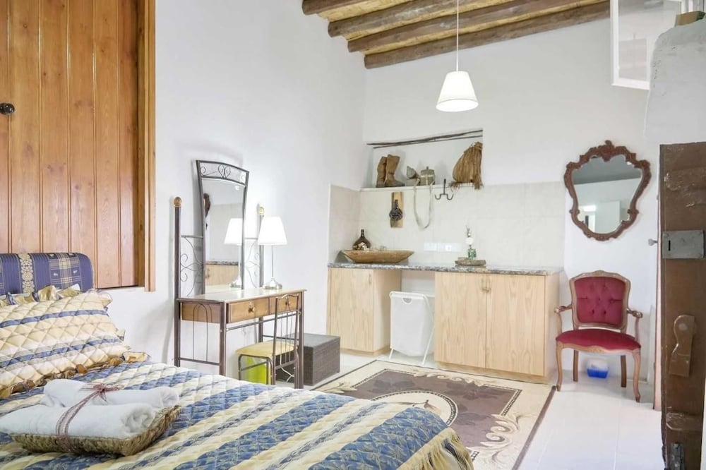 Traditional House, 1 Bedroom, Fireplace photo 2
