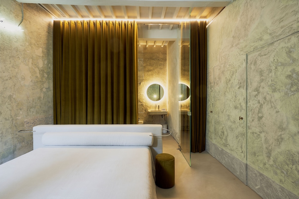 Superior Room, 1 King Bed photo 1