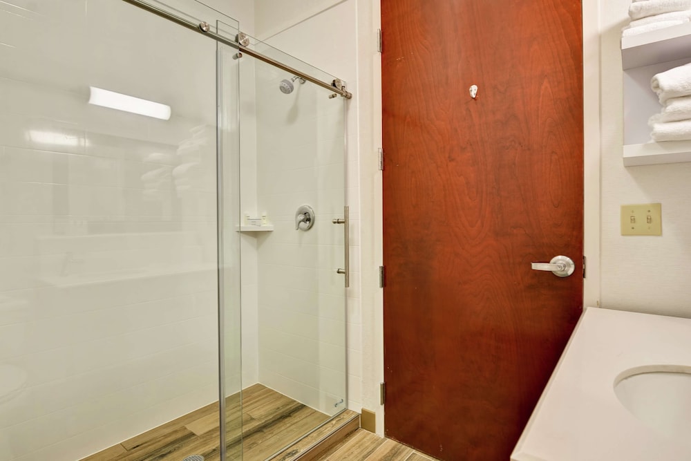 Studio Suite, 1 King Bed, Non Smoking - Photo 4