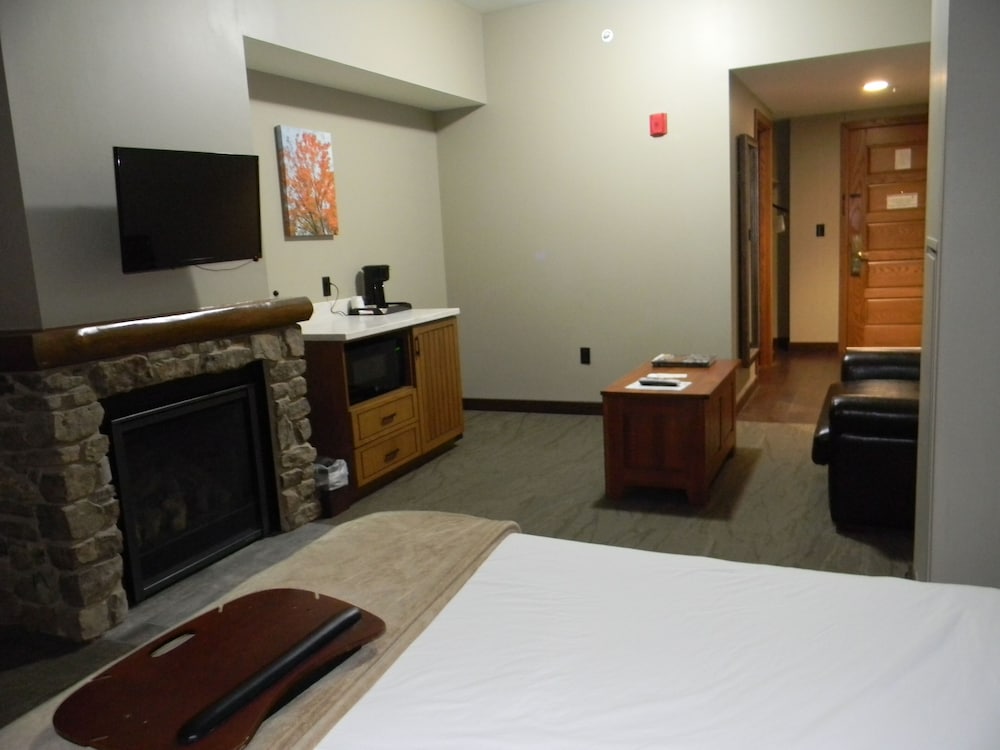 Room (1 King bed with queen sofabed) photo 2