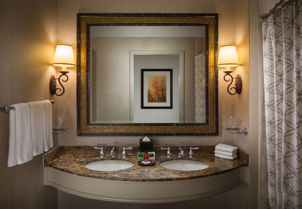 Deluxe Room, 2 Queen Beds, Pool View