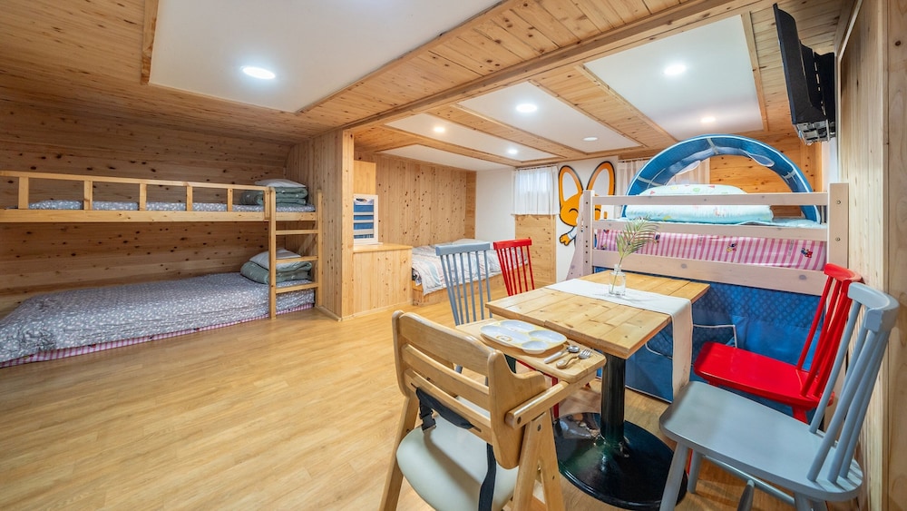 Basic Room, 1 Bedroom ("Large Kids Caravan No. 1 (Spa/BBQ))