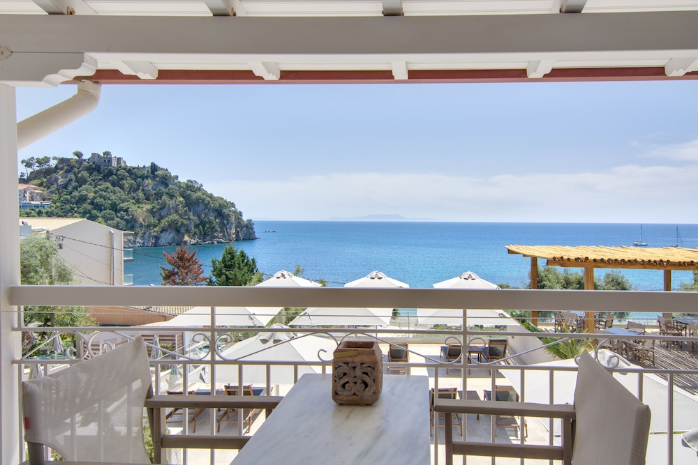 Superior Double Room with Balcony and Sea View - Photo 9