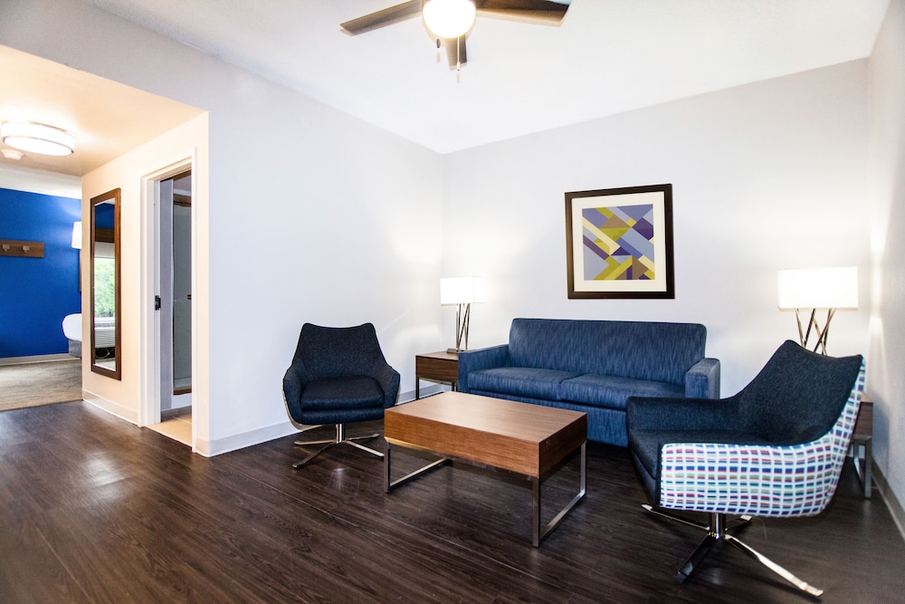 Suite, 1 Bedroom - Photo 12