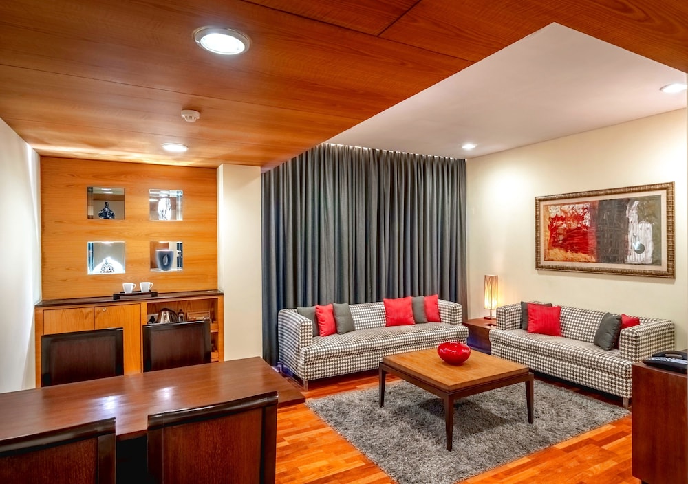 Luxury Suite - Photo 2
