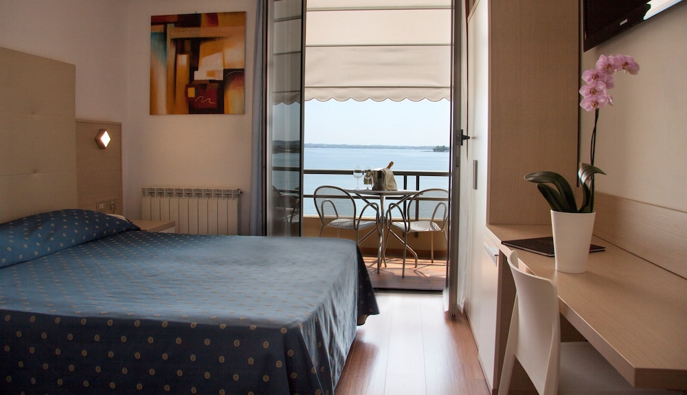 Superior Double Room, Balcony, Lake View photo 3