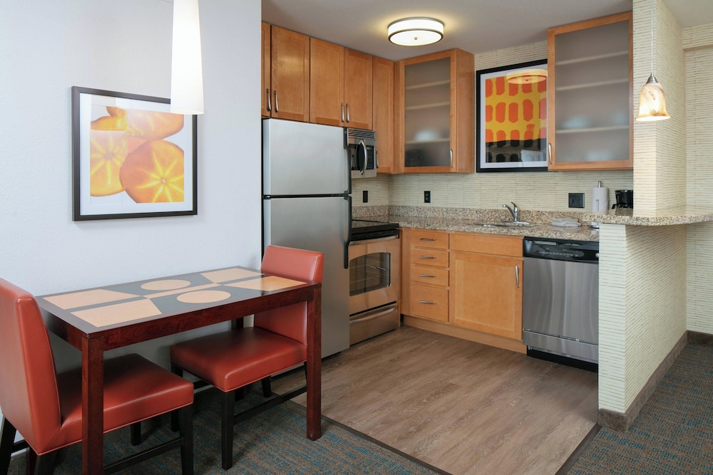 Suite, 1 Bedroom - Photo 2