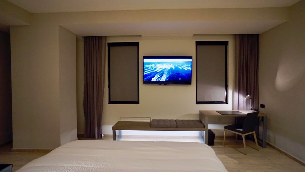 Junior Suite, 1 King Bed, Smoking, City View photo 2