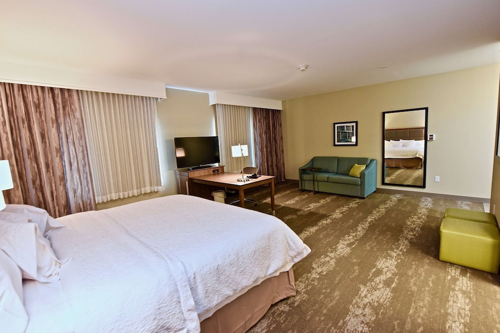 Studio, 1 King Bed, Refrigerator & Microwave (Wet bar) photo 2