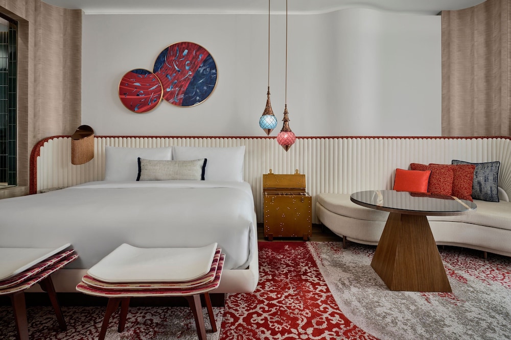 Deluxe Room, 1 King Bed, Balcony, Sea View thumbnail 5