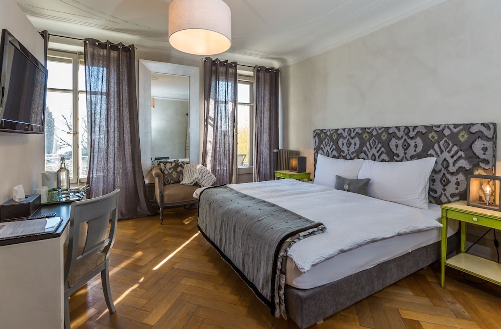 Room, Balcony