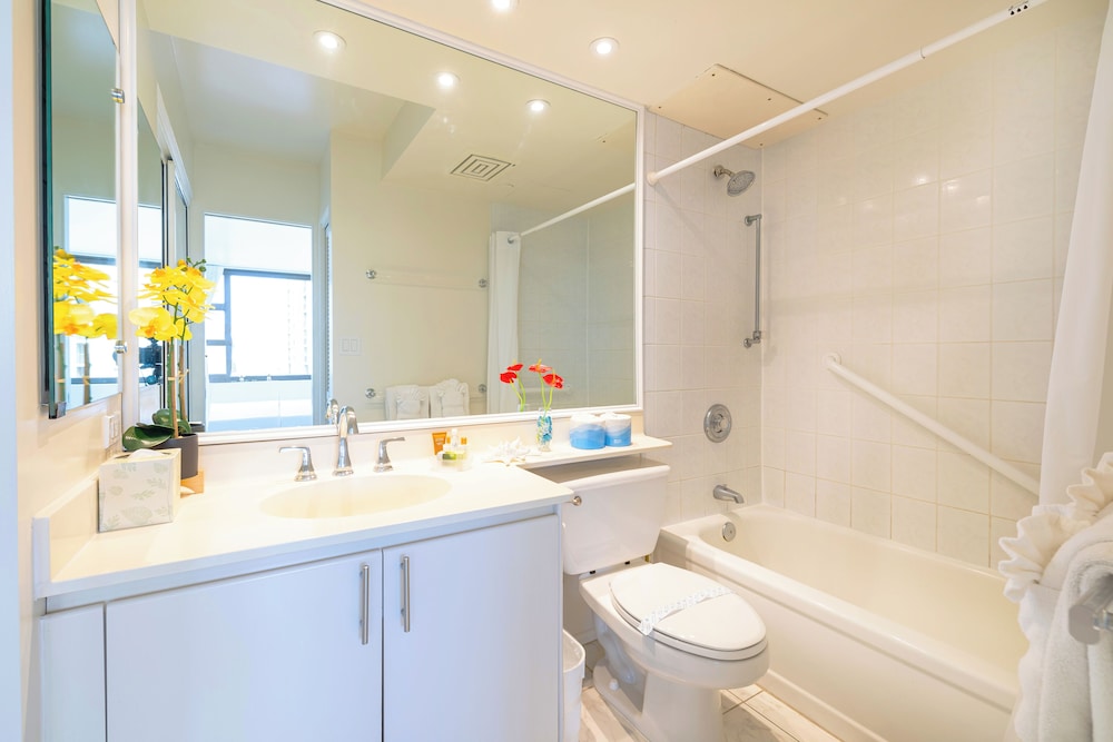 Diamond Head and Ocean views with King Bed and Parking: Romantic Suite, 1 Bedroom, Balcony, Ocean View (0108) photo