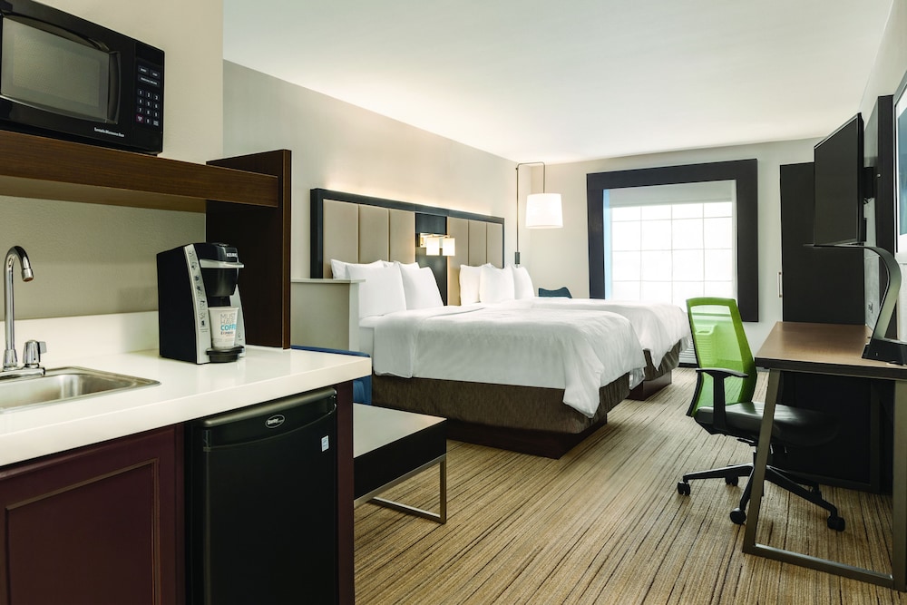 Suite, Multiple Beds (Additional Living Area) - Photo 9