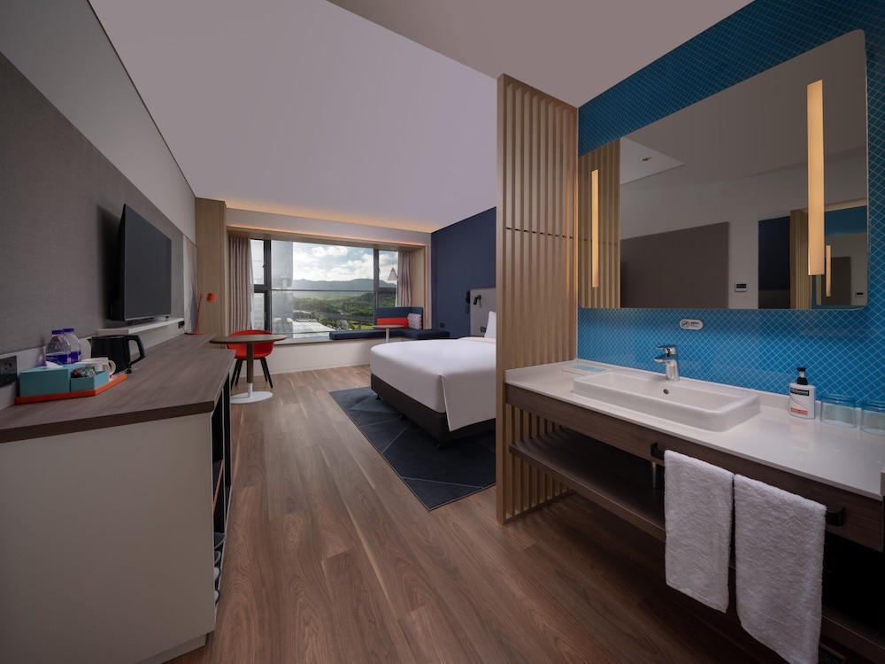 Standard Room, 1 King Bed thumbnail 5