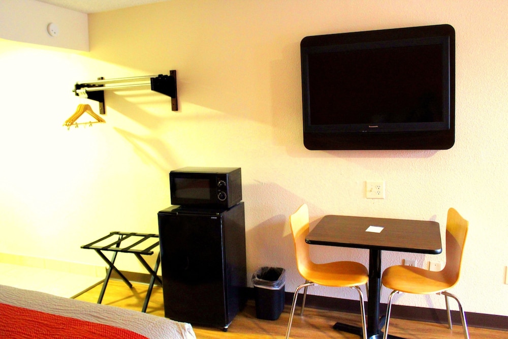 Standard Room, 1 King Bed, Non Smoking, Refrigerator & Microwave - Photo 2