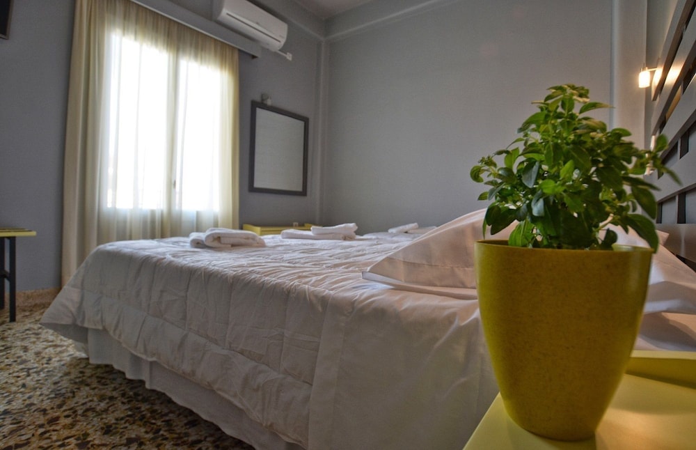 Double or Twin Room, 3 Twin Beds, Non Smoking, City View photo 3