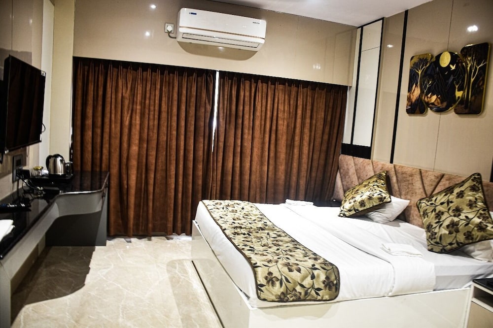 Luxury Suite, Balcony, Lake View photo 3