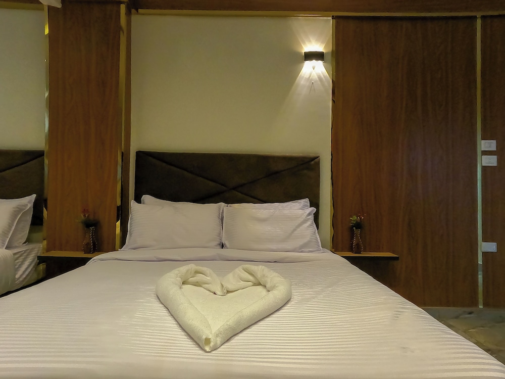 Family Room, Multiple Beds, Mountain View photo 2