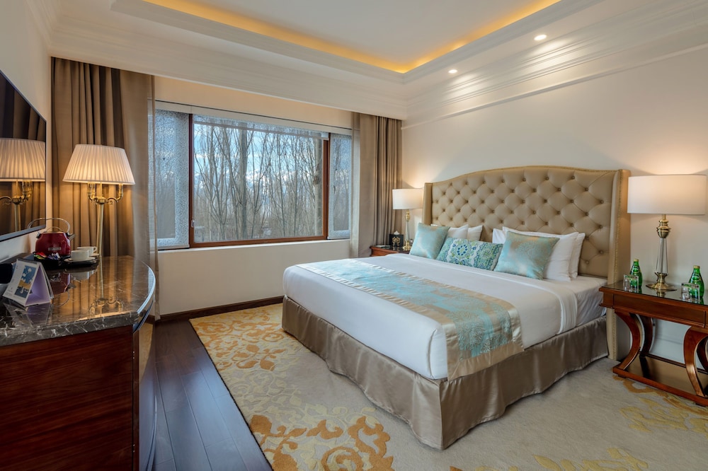 Luxury Suite, Multiple Beds, Smoking photo 3